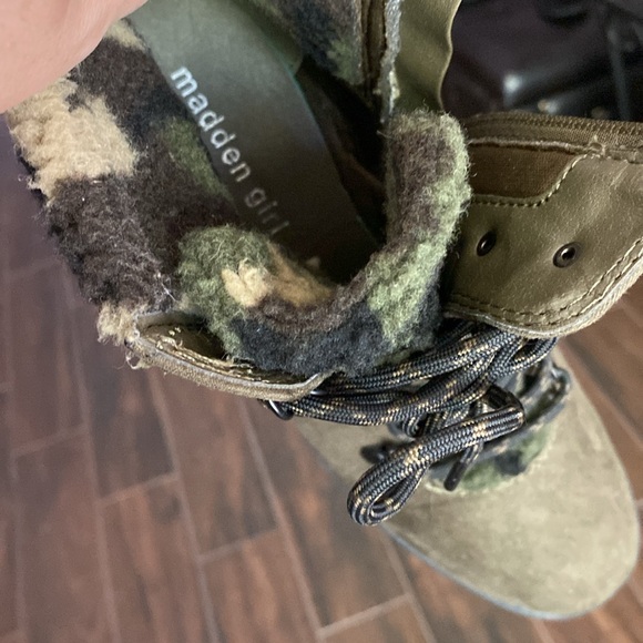 Madden Girl Lug sole lace up boots 8.5 - Picture 6 of 7